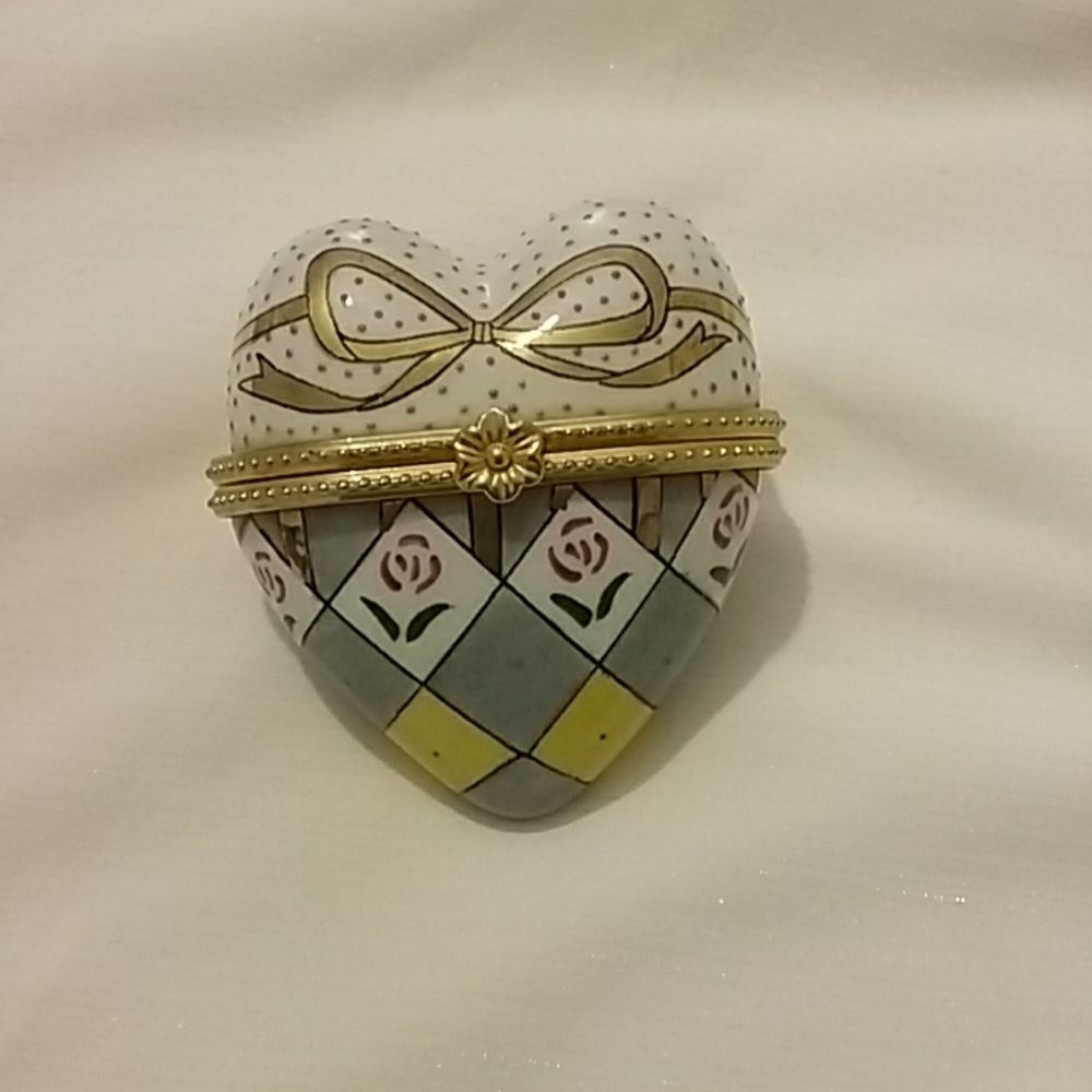 Adorable heart shaped trinket/keepsake holder